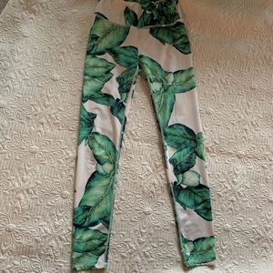 Leaf print leggings